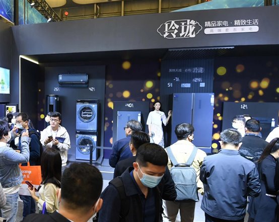 一群人在台上演讲&#xA;&#xA;描述已自动生成
